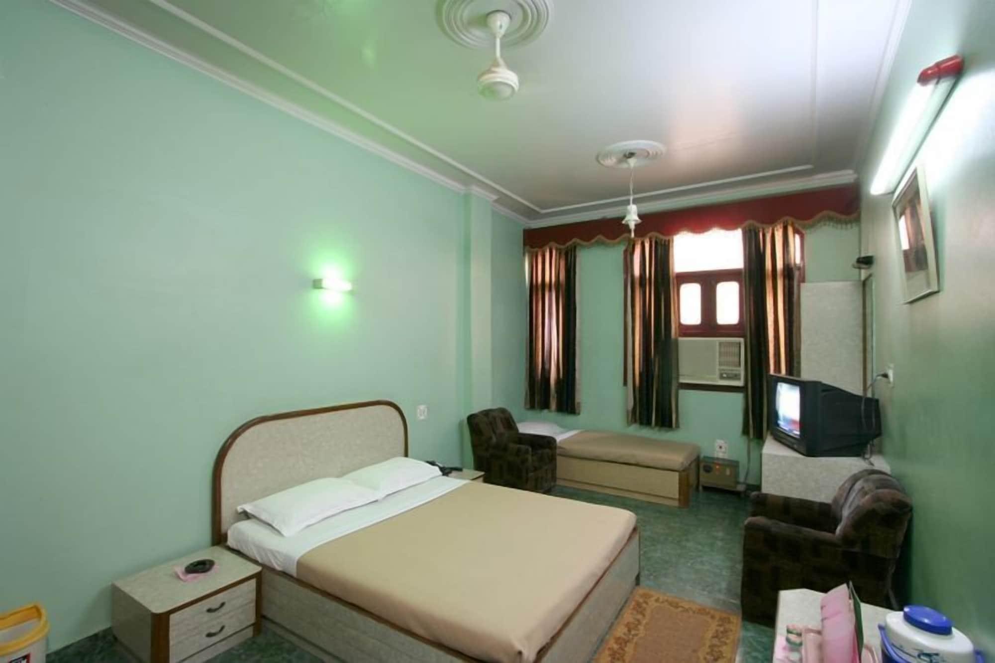 Hotel Woodland Deluxe New Delhi Exterior photo